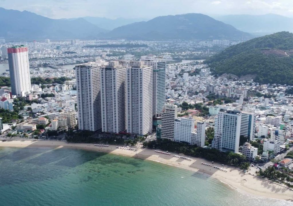 Đối diện bãi biển Hòn Chồng
