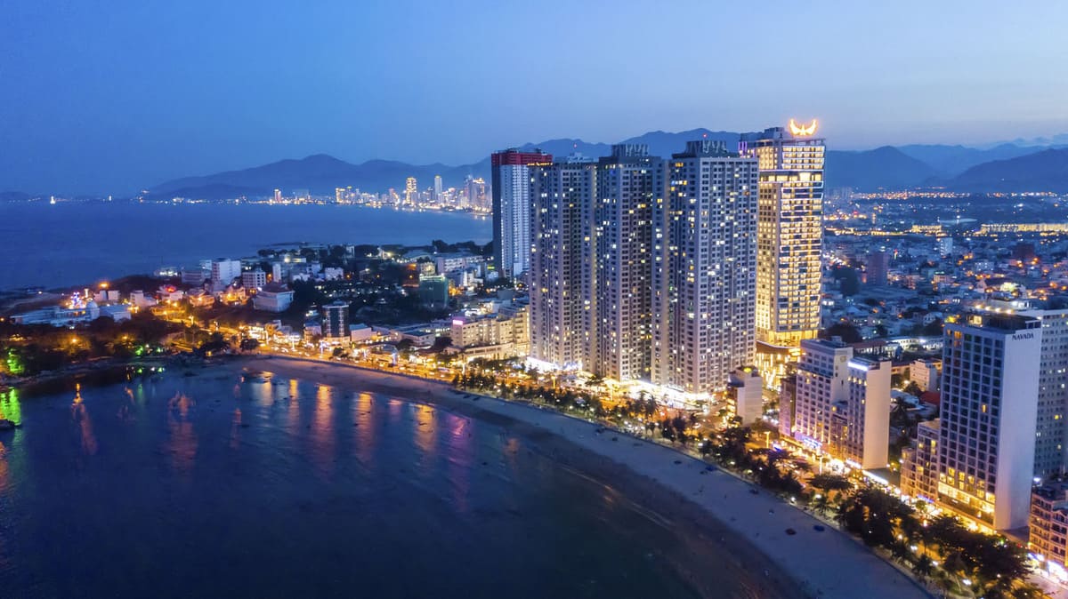 bãi biển Mường Thanh Viễn Triều ban đêm